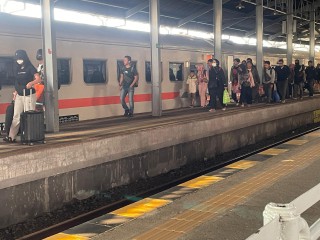 150 Ribu Lebih Orang Gunakan Commuter Line Hari Ini - KAI Commuter Himbau Jaga Keselamatan