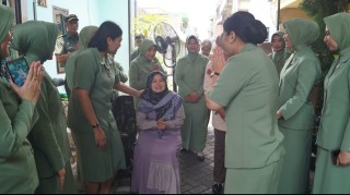 Wujud Empati, Ketua Persit KCK PD V/Brawijaya Anjangsana Ke Anggota Sakit Menahun