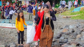 Peringati Hari Kartini, Mercure Surabaya Grand Mirama & Tunas Hijau Selenggarakan Program Bersih-Bersih Pantai