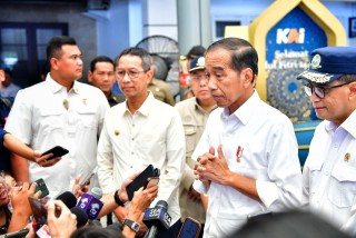 Presiden Jokowi Tinjau Arus Mudik Lebaran di Stasiun Pasar Senen