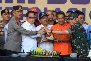Hari Buruh , Pj Gubernur Adhy Potong Tumpeng dan Dukung Usulan ke Pemerintah.
