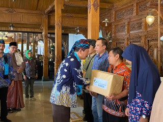 Peringati Hari Buruh, Pekerja Disabilitas di Magetan Dapat Sembako dari BPJamsostek