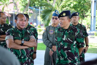 Danpuspenerbal Dampingi Asops Panglima TNI Tinjau Simulasi Take Off Landing Tri Matra