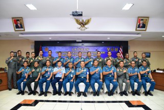 Komandan Puspenerbal Buka Pelatihan Perdana Tri Matra TNl Take Off Landing Helikopter di KRI