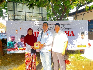 Peduli Lingkungan, PKS Surabaya Gunakan Besek untuk Paket Hewan Kurban Idul Adha.