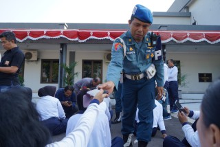 Cek Smartphone, Komandan Lanudal Juanda Pastikan Personelnya Tak Terlibat Judol dan Pinjol.