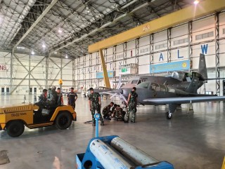 Fasharkan Pesud Puspenerbal Tempatkan Monument Pesawat Bonanza L-36 di Senerbal
