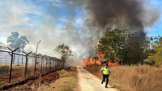 Kesigapan Prajurit Lanudal Kupang Atasi Kebakaran Lahan