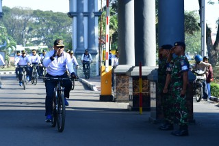 Nikmati Udara Pagi, Komandan dan PJU Puspenerbal Bersepeda Jelajahi Kawasan Juanda