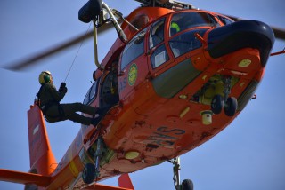 Rekualifikasi Penggunaan Hoist untuk Rescue, Ronud 400 WU 2 Puspenerbal Memantapkan Keterampilan SAR