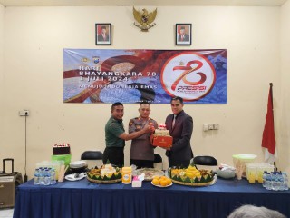 Sinergitas Forkopimcam Berikan Tumpeng di HUT Bhayangkara Ke-78