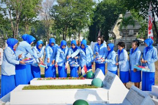 Jelang HUT ke-78 Jalasenastri, Ketua PG Jalasenastri Puspenerbal Ziarah TMP 10 November