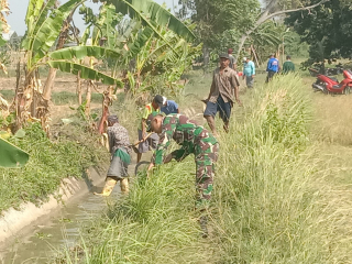 Bersihkan Saluran Irigasi, Babinsa Koramil 04/Burneh Atasi Keluhan Petani