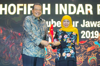 Hari Pertama Kampanye, Khofifah Diganjar Penghargaan Usai Turunkan Kemiskinan Ekstrem di Jatim.