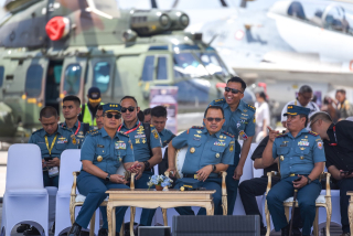 Komandan Puspenerbal Dampingi Wakasal Saksikan Atraksi RaLF di Bali International Airshow 2024