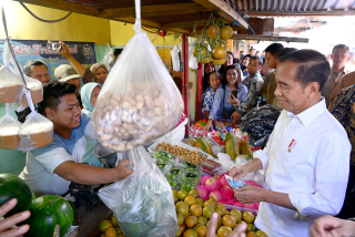 Kunjungi Pasar Dukuh Kupang, Presiden Jokowi Cek Harga dan Interaksi dengan Warga