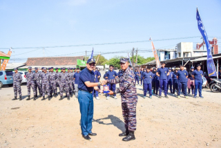 Lestarikan Pesisir Pantai, Lanudal Juanda Bersama Mahasiswa UHT Tanam Ribuan Bibit Mangrove