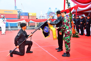 Puluhan Pesud Ikuti Passing Parade Semat Brevet Hiu Kencana ke Presiden RI