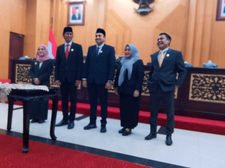 Rapat Paripurna DPRD Surabaya Tetapkan Pimpinan Dewan Baru