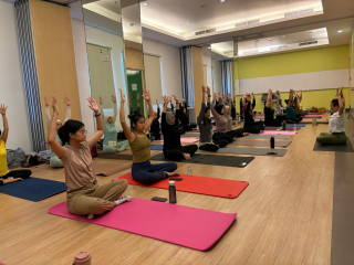 Rayakan Ulang Tahun ke-37, Zest Hotel Jemursari Gelar Yoga Bersama Bernie