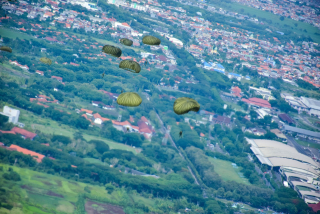Skuadron Udara 600 Wing Udara 2 Puspenerbal Dukung Latihan Terjun Para Dasar Taruna AAL Tk. 4 LXX