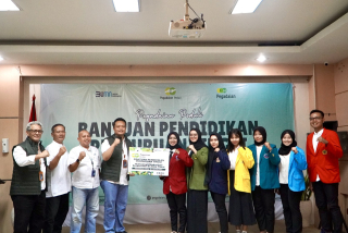 Penyerahan Bantuan Pendidikan oleh PT Pegadaian Kanwil XII Surabaya kepada 123 Mahasiswa Berprestasi di Jatim 