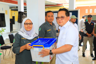 Siapkan Pilkada Serentak, Pj. Gubernur Jatim Tinjau Logistik di Lumajang