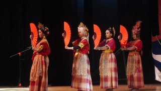 IKAMI Sulsel Cabang Surabaya Sukses Tampilkan Pagelaran Teater Passompe II Episode Annyorong Lopi