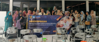 Dosen UWKS Sulap UMKM Sememi Jadi Pebisnis Andal, Siap Bersaing di Pasar