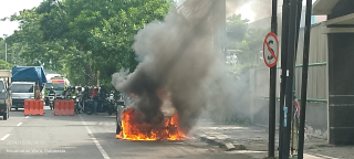 Meledak Berkali-kali, Mobil Warna Hitam Terbakar di Jalan Raya Waru