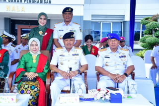 Komandan Puspenerbal Hadiri Upacara Parade dan Defile Hari Armada RI Tahun 2024