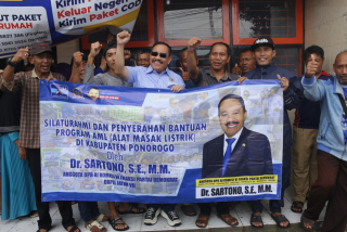 Sartono Serahkan 600 Unit Pompa Air Konversi BBM-BBG di Dapilnya Serta Ribuan Alat Masak Listrik