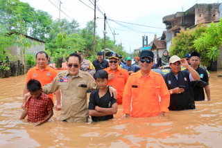 Tanggap Darurat! Pj. Gubernur Adhy Gercep Bantu Banjir di Kabupaten Pasuruan