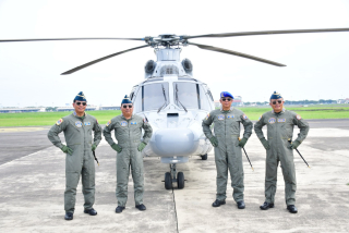 Komandan Puspenerbal Sematkan Brevet Kehormatan Penerbangan kepada Tiga Pati Bintang Dua TNl AL