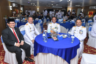 Peringati Hari Dharma Samudera 2025, Komandan Puspenerbal Tabur Bunga di Selat Madura