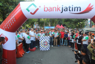 Ribuan Orang Ramaikan Jalan Sehat Bareng PWI Jatim