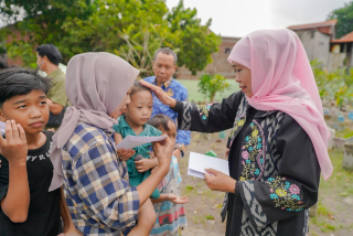 Berkah Jelang Pelantikan, Khofifah Ziarah dan Bagikan Ratusan Paket Sembako untuk Masyarakat Kurang