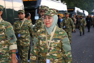 Dengan Pakaian Komcad dan Sepatu PDL, Khofifah Siap Berlatih di Akmil Magelang