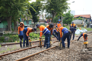 KAI Daop 8 Surabaya Perketat Perawatan Rel Demi Keselamatan Angkutan Lebaran 2025