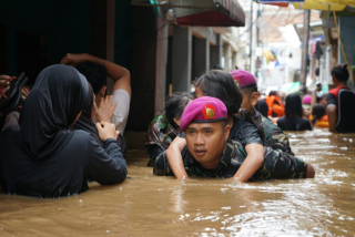 MARINIR BANTU EVAKUASI WARGA YANG TERJEBAK BANJIR