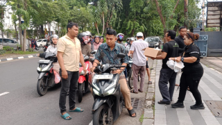 Semangat Berbagi! AWS Distribusikan Ratusan Takjil kepada Warga