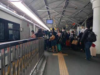 Stasiun Surabaya Diserbu Penumpang Arus Balik Lebaran 2025