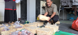 DPC PKS Mulyorejo Salurkan 420 Paket Daging Kurban, Gunakan Besek Ramah Lingkungan