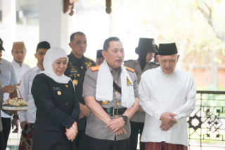 Gubernur Khofifah Dampingi Kapolri Ziarah Makam Gus Dur di Jombang