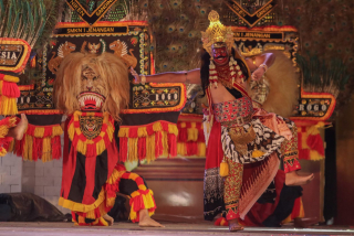 Wisatawan Mancanegara Apresiasi Penampilan Grup Berbagai Daerah di FNRP XXX Grebeg Suro 2025