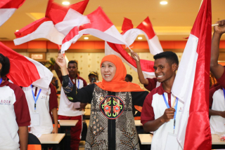 Kepada Para Siswa Khofifah Sampaikan "Saya Adalah Mamak Kalian Selama Belajar di Jawa Timur "