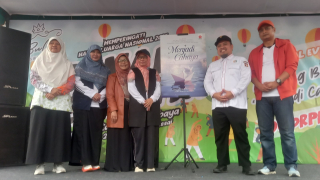Peluncuran Buku "Menjadi Cahaya"  Meriahkan Hari Keluarga Nasional 2025 di Surabaya