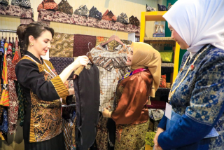 Arumi Promosikan Batik Gedog Tuban di Dekranas Expo 2025 Balikpapan