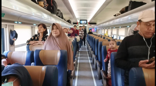 Meriahkan HUT ke-80 RI, KAI Daop 8 Gelar Perayaan di Atas Kereta Api