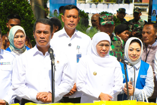 Dampingi Mentan RI, Khofifah Pastikan Warga Jatim Nikmati Pangan Murah Lewat 828 GPM Serentak